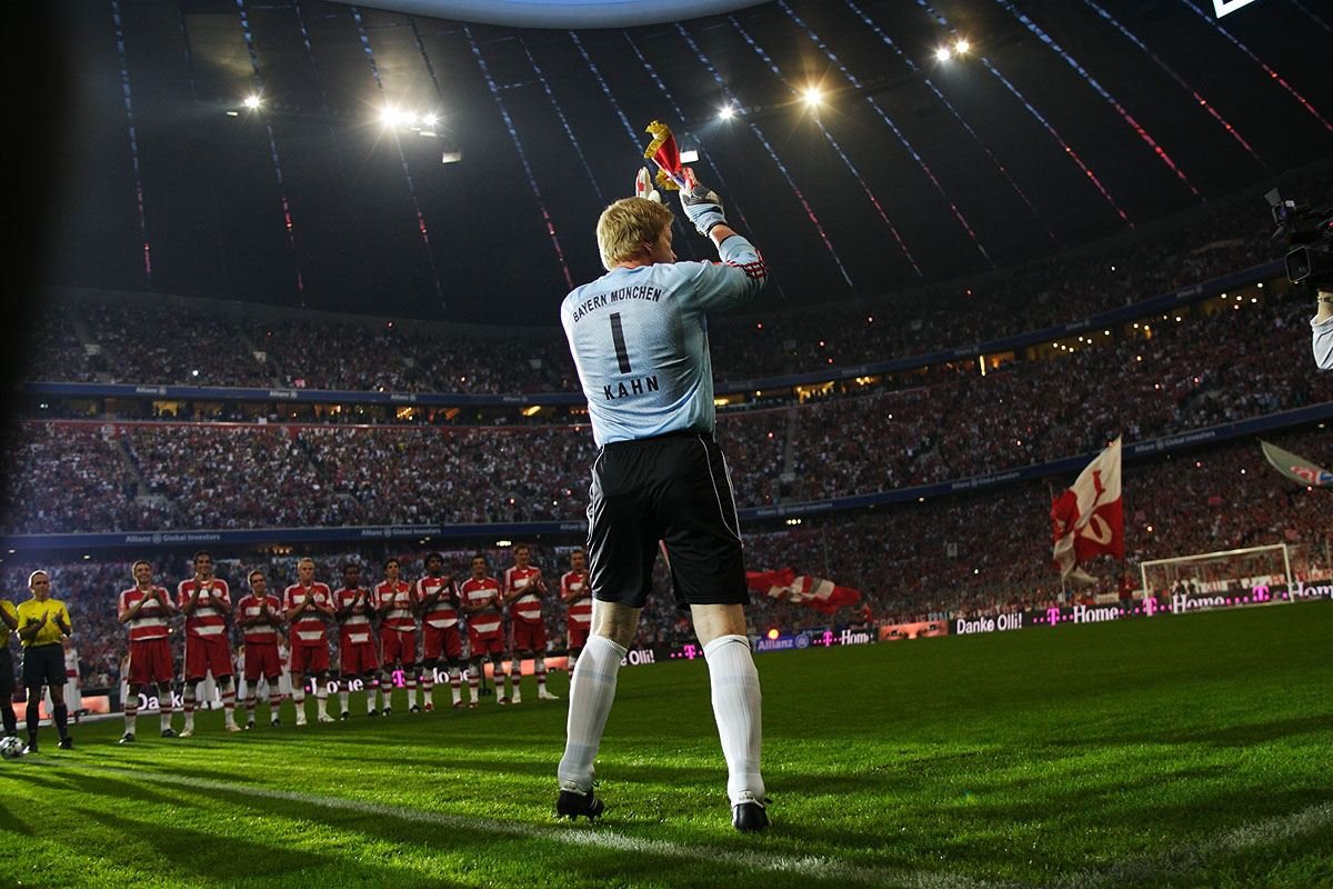 Oliver Kahn, in Bayern Munich's goalkeeper shirt with the number 1, applauding the Allianz Arena crowd during his farewell match in September 2008