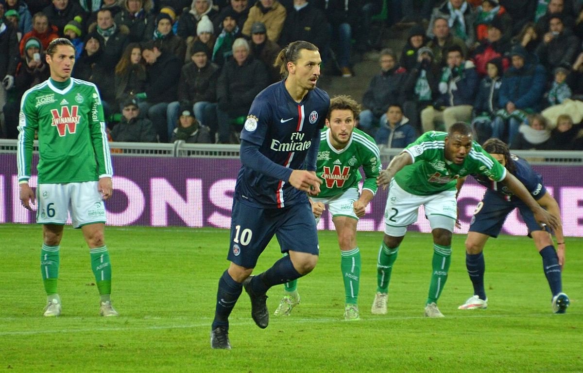 Zlatan Ibrahimović in the Paris Saint-Germain number 10 shirt, about to take a penalty against Saint-Étienne in January 2015